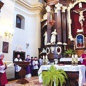 W uroczystości wzięli udział m.in. kapłani pracujący w parafii św. Jana Chrzciciela  