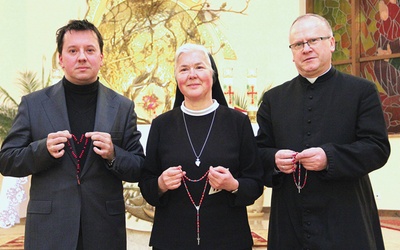  Od lewej: Marek Białka, s. Krystyna Kusak i ks. Marian Zapiór  z tzw. czerwonymi różańcami