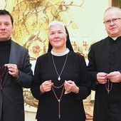  Od lewej: Marek Białka, s. Krystyna Kusak i ks. Marian Zapiór  z tzw. czerwonymi różańcami