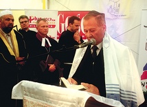 Jakub Szadaj jest dzisiaj jednym z głównych organizatorów Bałtyckich Dni Kultury Żydowskiej. Na zdjęciu odmawia modlitwę podczas ekumenicznego spotkania „Asyż w Gdańsku”