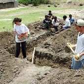 Studenci z Jezuickiego Wolontariatu Społecznego budowali już szkoły w Indiach. Teraz jadą do Nepalu Po