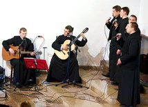 Klerycy podczas spotkania z młodzieżą w Straszynie