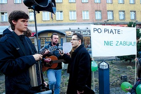 Marsz Życia w Zabrzu w marcu 2010 roku. Pierwszy po prawej Maciej Petela