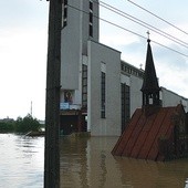 Zalane były i kościół, i zabytkowa kapliczka