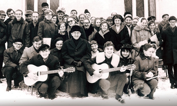Przed jednym z domów lubelskich ks. Blachnicki z uczestnikami kursu animatorów oazy (1972 r.)