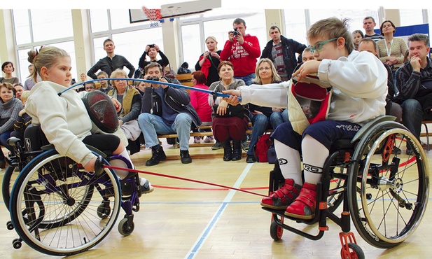 Walka zawodników na wózkach jest równie dynamiczna i ciekawa  jak walka w pełni sprawnych zawodników