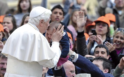 Podczas różnych spotkań papież zawsze brał na ręce dzieci  i błogosławił je 