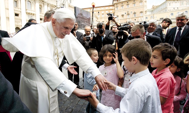 Podczas cotygodniowych audiencji na Placu św. Piotra  Benedykt XVI często spotykał się z dziećmi, tu w czerwcu 2006 r. 