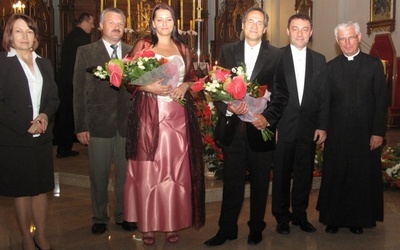 Robert Grudzień po jednym z koncertów w stromieckim kościele (drugi z prawej)