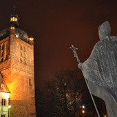 Bicie dzwonu na wieży zegarowej płockiego opactwa pobenedyktyńskiego ogłosiło miastu i diecezji wybór ojca świętego Franciszka I