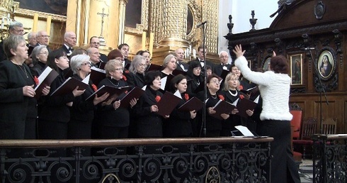 Chórzyści podczas Mszy świetej w kościele Świętego Krzyża 