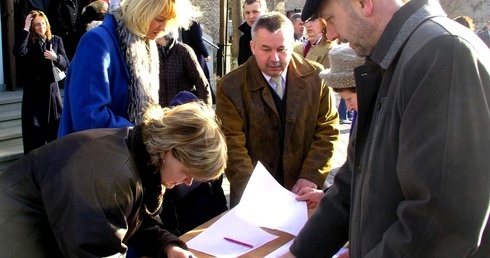 Stowarzyszenia apelują o wsparcie dla rodziny i obronę życia