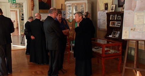 Przedstawiciele społeczności kaszubskiej zwiedzili wystawę w wejherowskim muzeum