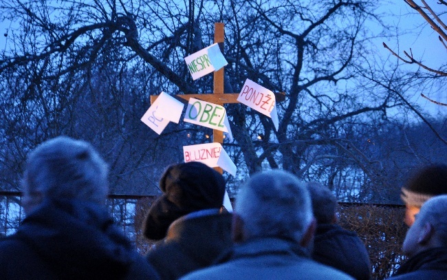 Bezdomni na krzyżowej drodze 