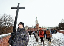 Tylko najwytrwalsi rozważali mekę Pańską na jasnogórskich wałach