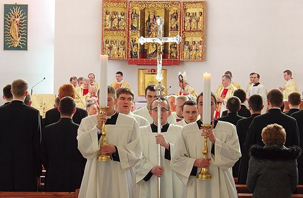  Najważniejszym momentem uroczystości patronalnych była Eucharystia, której przewodniczył abp Wojciech Ziemba
