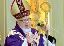 Radosną informację o decyzji konklawe przekazał wiernym w kościele św. Franciszka kard. Henryk Gulbinowicz 