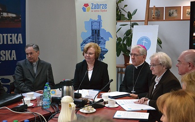  Małgorzata Mańka-Szulik, prezydent Zabrza i koordynator Metropolitalnego Święta Rodziny, razem z abp. Wiktorem Skworcem 