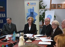  Małgorzata Mańka-Szulik, prezydent Zabrza i koordynator Metropolitalnego Święta Rodziny, razem z abp. Wiktorem Skworcem 