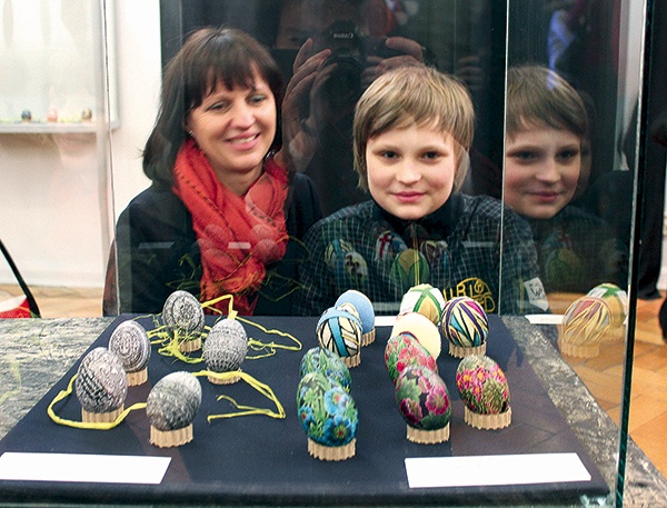  Małgorzata Drożdż (laureatka II nagrody kroszonek malowanych woskiem i nagrody „Gościa Niedzielnego” za jajka zdobione techniką rytowniczą) z synem Amadeuszem