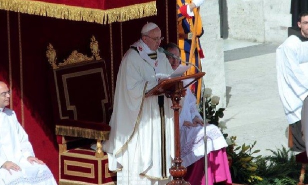 Papież wzywa do powściągliwości w sądzeniu