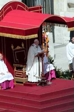 Papież wzywa do powściągliwości w sądzeniu