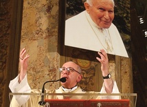 Rok 2005. Kard. Bergoglio podczas Mszy św. po śmierci Jana Pawła II. Podczas konklawe w 2005 r. prymas Argentyny był wymieniany wśród kandydatów na papieża. Wówczas ponownie pojawiły się głosy oskarżeń o jego współpracę z Videlą
