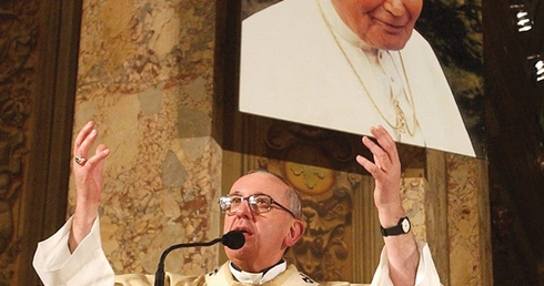 Rok 2005. Kard. Bergoglio podczas Mszy św. po śmierci Jana Pawła II. Podczas konklawe w 2005 r. prymas Argentyny był wymieniany wśród kandydatów na papieża. Wówczas ponownie pojawiły się głosy oskarżeń o jego współpracę z Videlą