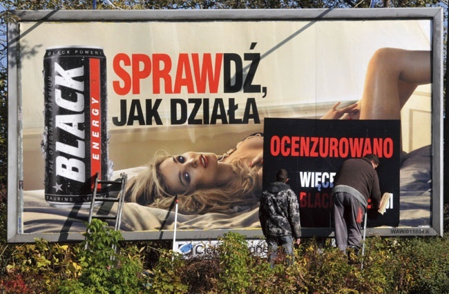 Oto przykład seksualizacji w reklamie. Jeden z wielu