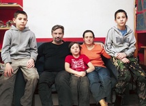 Rodzina Bajkowskich. Od lewej: Staś, Bartosz, Piotrek, Karolina, Krzysztof. Decyzją sądu odebrano dzieci rodzicom