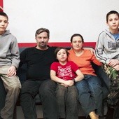 Rodzina Bajkowskich. Od lewej: Staś, Bartosz, Piotrek, Karolina, Krzysztof. Decyzją sądu odebrano dzieci rodzicom