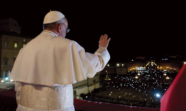 Papież Franciszek w loggii błogosławieństw bazyliki watykańskiej, nieco onieśmielony tłumem wiwatującym  na placu św. Piotra