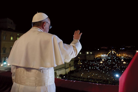 Papież Franciszek w loggii błogosławieństw bazyliki watykańskiej, nieco onieśmielony tłumem wiwatującym  na placu św. Piotra