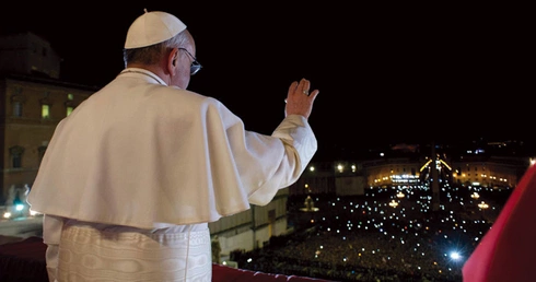 Papież Franciszek w loggii błogosławieństw bazyliki watykańskiej, nieco onieśmielony tłumem wiwatującym  na placu św. Piotra
