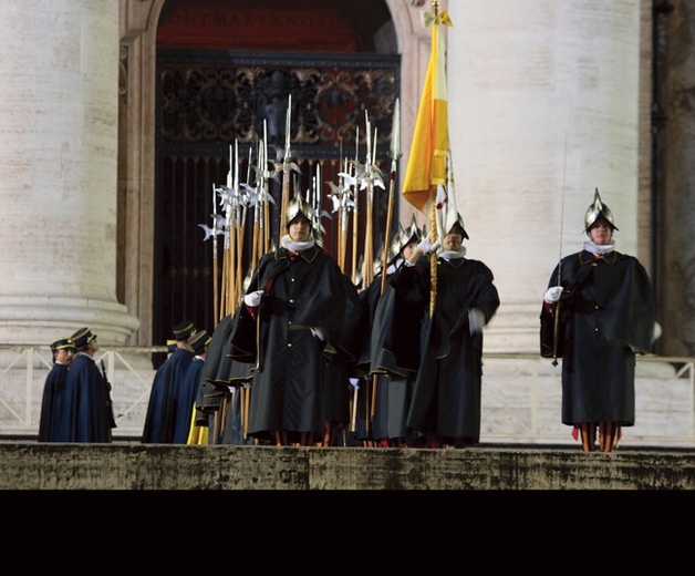 Gwardziści szwajcarscy w paradnym szyku przed wejściem do bazyliki św. Piotra 