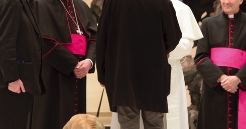 Alessandro Forlani,  niewidomy włoski dziennikarz, mógł podejść na krótką  rozmowę z papieżem ze swoim psem przewodnikiem