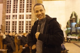 Rafael, rekolekcjonista z Brazylii, opowiadał młodym słuchaczom o swoim doświadczeniu Boga 