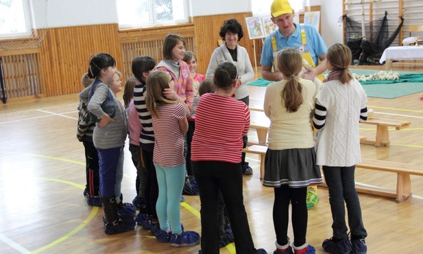 W inscenizacji o objawieniach fatimskich wzięły udział dzieci ze świetlicy środowiskowej przy parafii św. Wawrzyńca w Kutnie