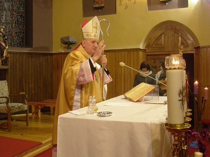 Bp Stanisław Stefanek błogosławi parafian z Cielądza