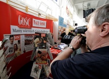 Gość Niedzielny prowadzi - i idzie w górę