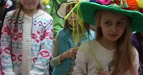 Kolorowe i pomysłowe ‒ takie były ręcznie wykonane nakrycia głowy na II Białogardzkim Wiosennym Festiwalu Kapeluszy