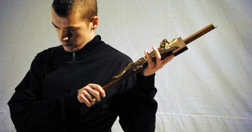 Obrazy krzyżem malowane – misterium