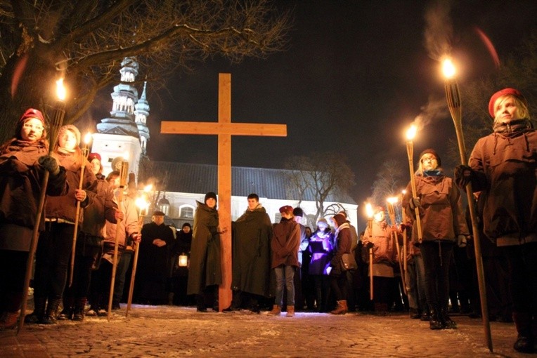 Droga Krzyżowa ulicami Łowicza rozpoczęła się przed bazyliką katedralną