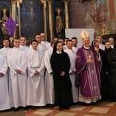 Arcybiskup Stanisław Budzik ustanowił 31 nowych szafarzy Komunii świętej