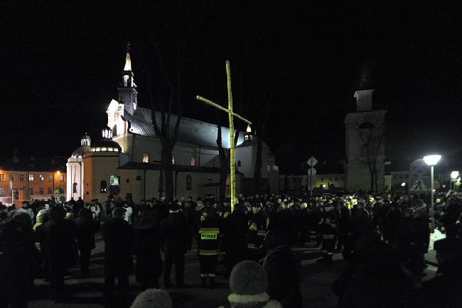 Droga Krzyżowa przeszła ulicami wokół bazyliki kolegiackiej