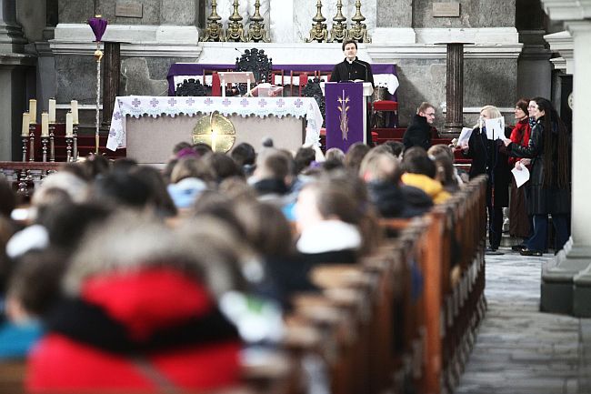 Bp Tadeusz Pikus do młodzieży: Bóg jest bezradny wobec niewiary