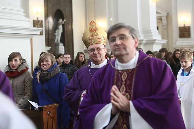 Bp Tadeusz Pikus do młodzieży: Bóg jest bezradny wobec niewiary