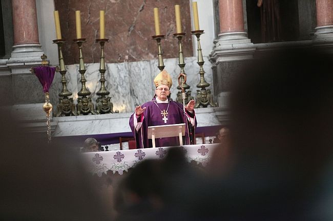 Bp Tadeusz Pikus do młodzieży: Bóg jest bezradny wobec niewiary