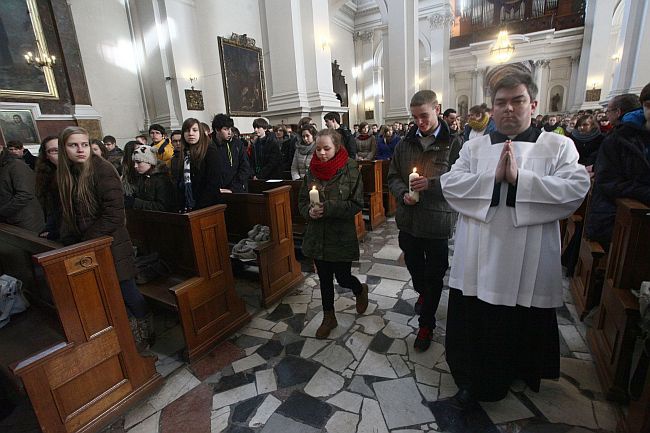 Bp Tadeusz Pikus do młodzieży: Bóg jest bezradny wobec niewiary