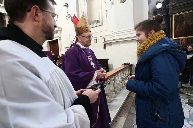 Bp Tadeusz Pikus do młodzieży: Bóg jest bezradny wobec niewiary